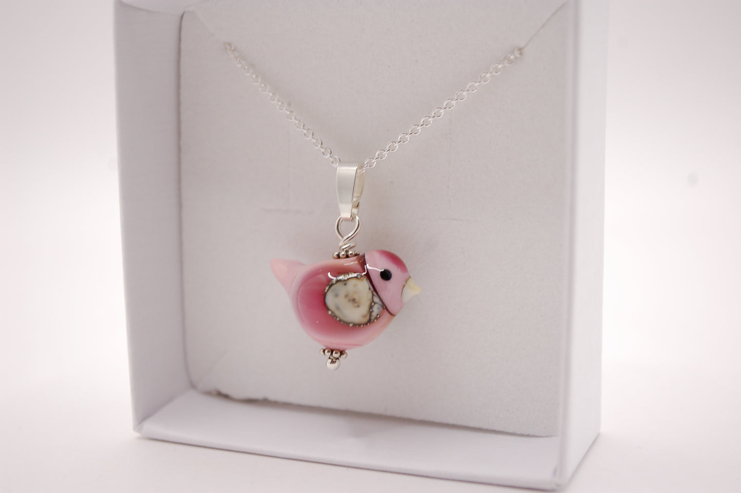 Halsband med Fågel i Glas - Fantasifågel Rosa Stor - Marianne Degener