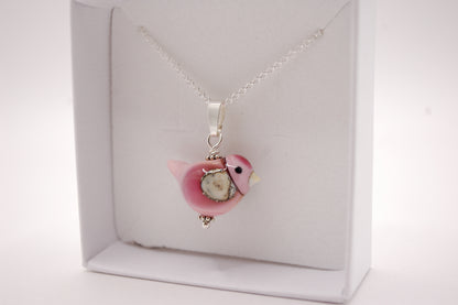 Halsband med Fågel i Glas - Fantasifågel Rosa Stor - Marianne Degener