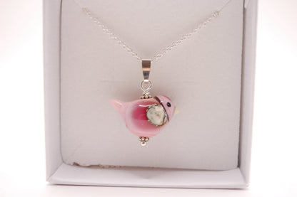 Halsband med Fågel i Glas - Fantasifågel Rosa Stor - Marianne Degener