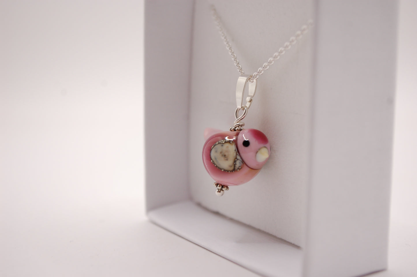 Halsband med Fågel i Glas - Fantasifågel Rosa Stor - Marianne Degener