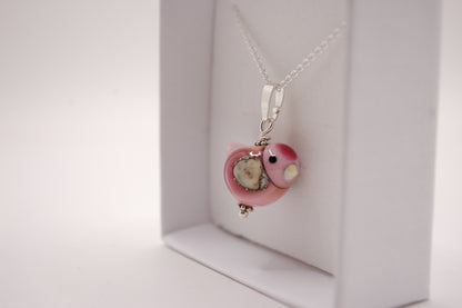 Halsband med Fågel i Glas - Fantasifågel Rosa Stor - Marianne Degener