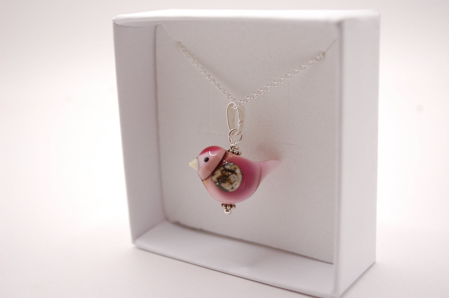 Halsband med Fågel i Glas - Fantasifågel Rosa Stor - Marianne Degener