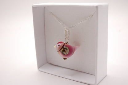 Halsband med Fågel i Glas - Fantasifågel Rosa Stor - Marianne Degener
