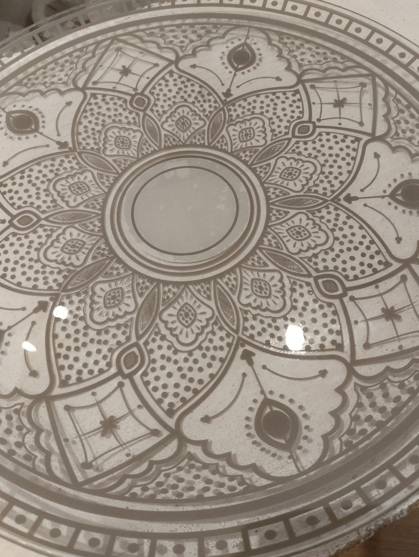 Serveringsfat i glas - Grå Mönster - Diameter 31cm
