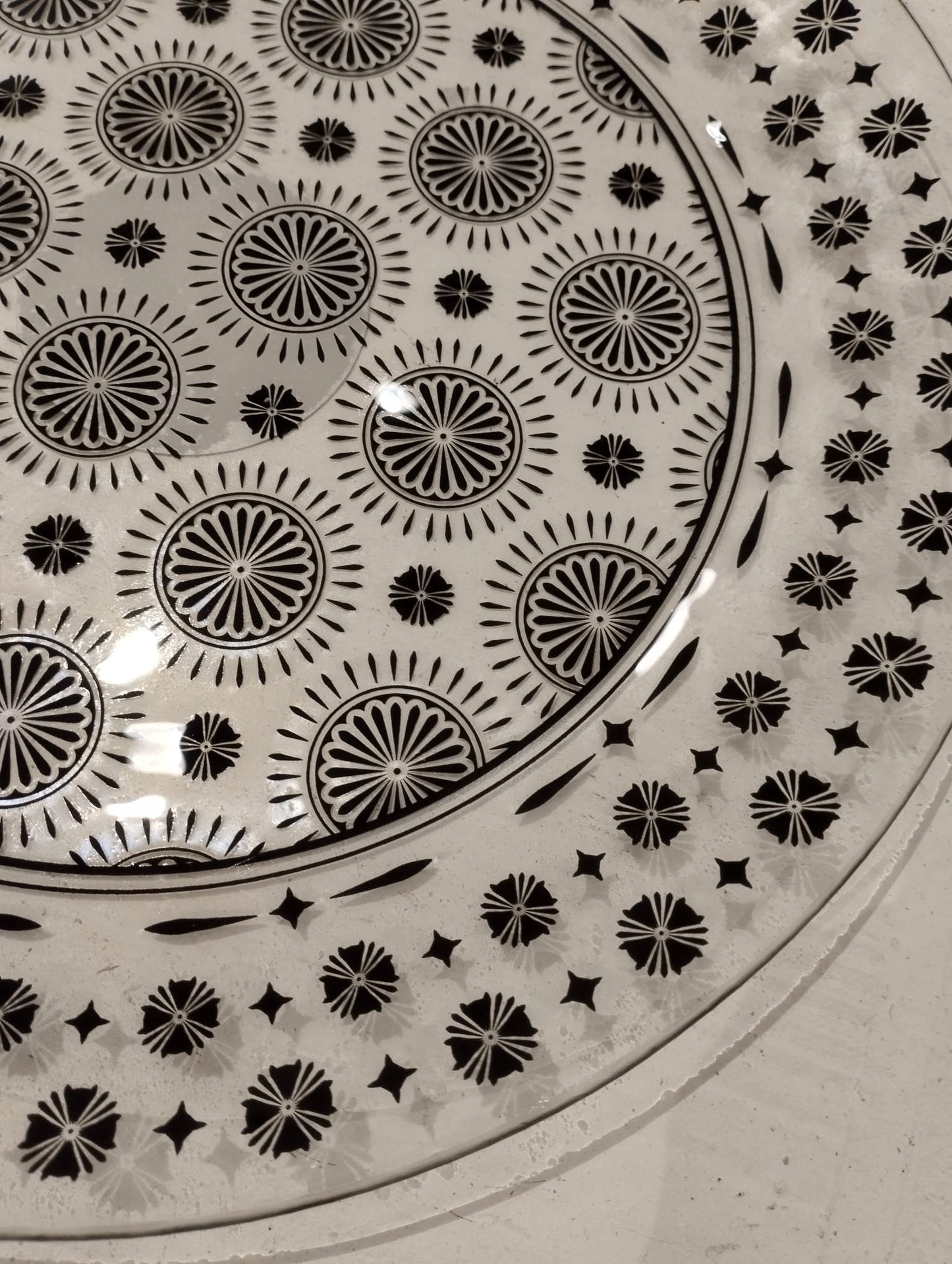 Serveringsfat i glas - Svart Mönster - Diameter 31cm