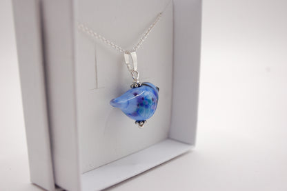 Halsband med Fågel i Glas - Fantasifågel Blå Stor - Marianne Degener