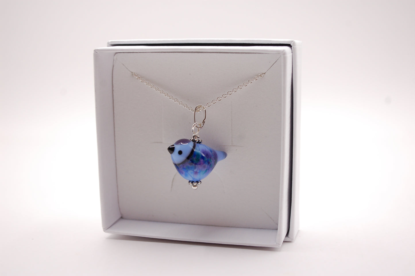 Halsband med Fågel i Glas - Fantasifågel Blå Stor - Marianne Degener