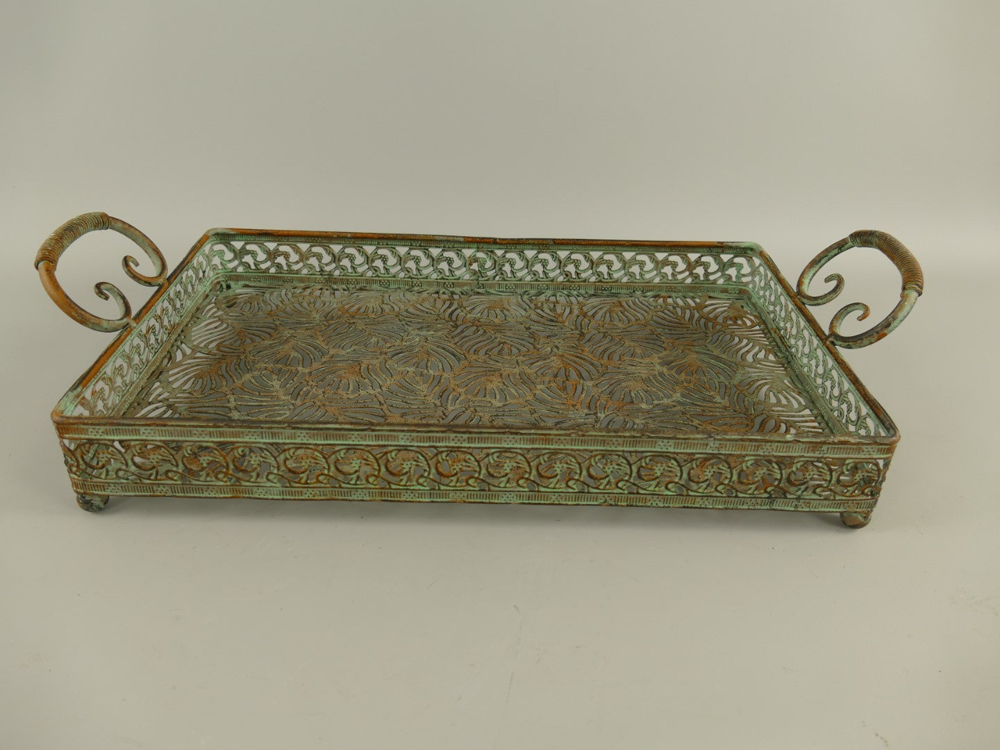 Stabil bricka i en rustik stil för många användningsområden, t.ex. som kaffebricka eller dekorationsbricka. För inom- och utomhusbruk.  Material: Järn  Storlek: 46 x 21 x 12,5 cm
