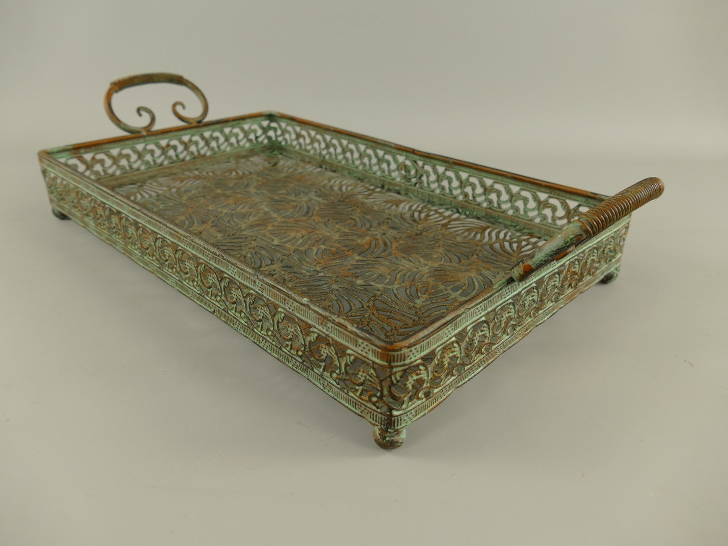Stabil bricka i en rustik stil för många användningsområden, t.ex. som kaffebricka eller dekorationsbricka. För inom- och utomhusbruk.  Material: Järn  Storlek: 46 x 21 x 12,5 cm