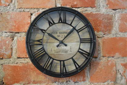Väggklocka i vintagestil.  Mått: Diameter 51 cm, D 5 cm  Material: glas, Polypropylen  1 x AA Batteri, ingår ej!