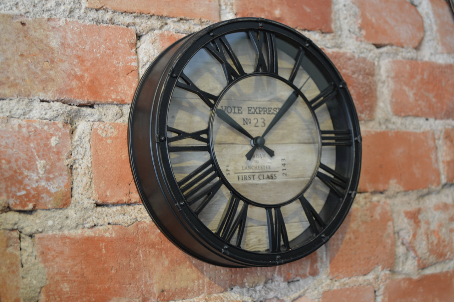 Väggklocka i vintagestil.  Mått: Diameter 51 cm, D 5 cm  Material: glas, Polypropylen  1 x AA Batteri, ingår ej!