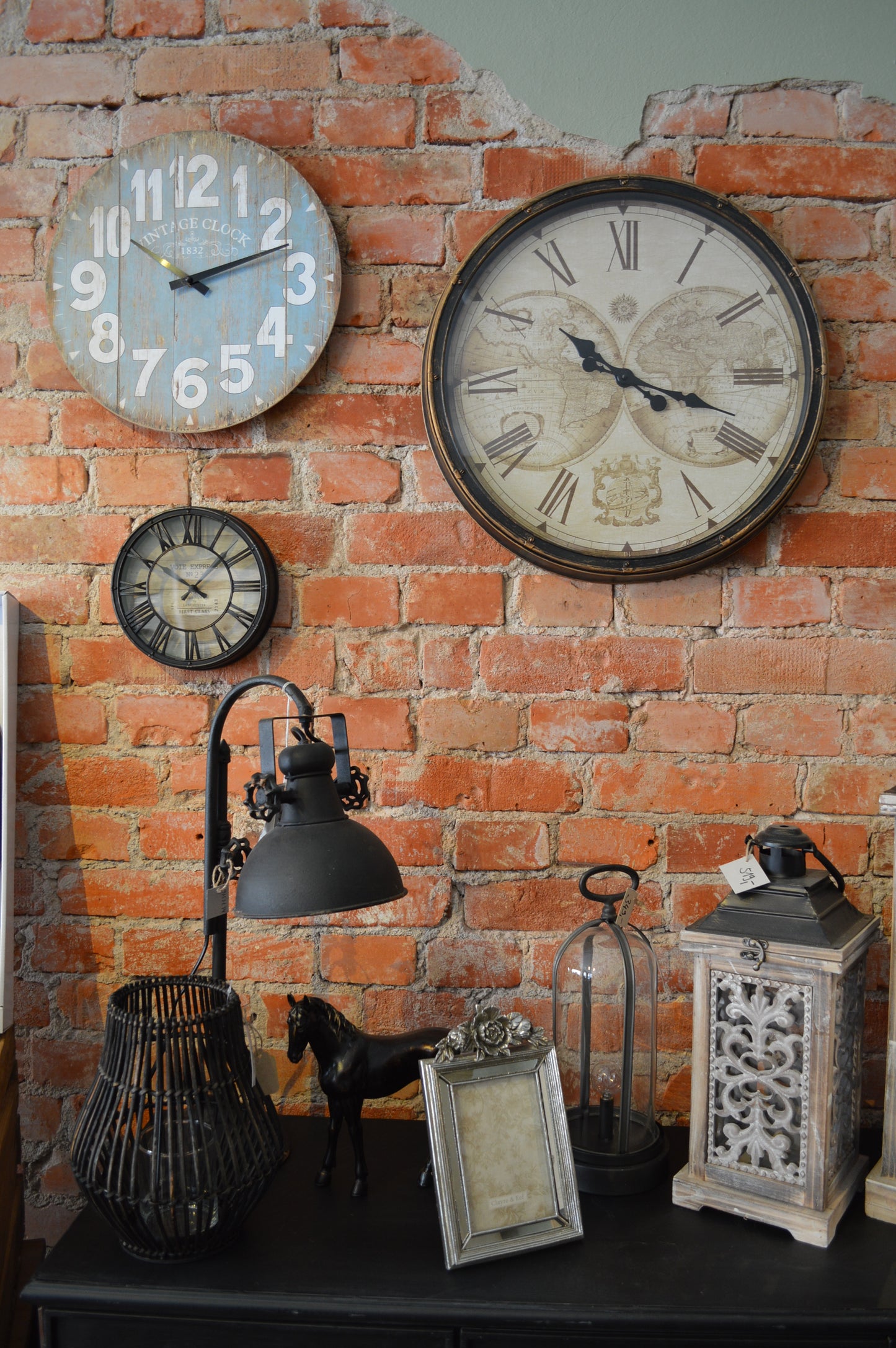 Väggklocka i vintagestil.  Mått: Diameter 51 cm, D 5 cm  Material: glas, Polypropylen  1 x AA Batteri, ingår ej!
