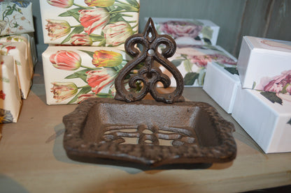 Vacker gammaldags tvålkopp i gjutjärn med ljuvliga detaljer. Kan både hängas och stå. Perfekt för dig som gillar lantlig inredning, shabby chic och romantisk fransk lantstil.  Mått: 14x10 cm  Material: gjutjärn  OBS: tvålen ingår ej.