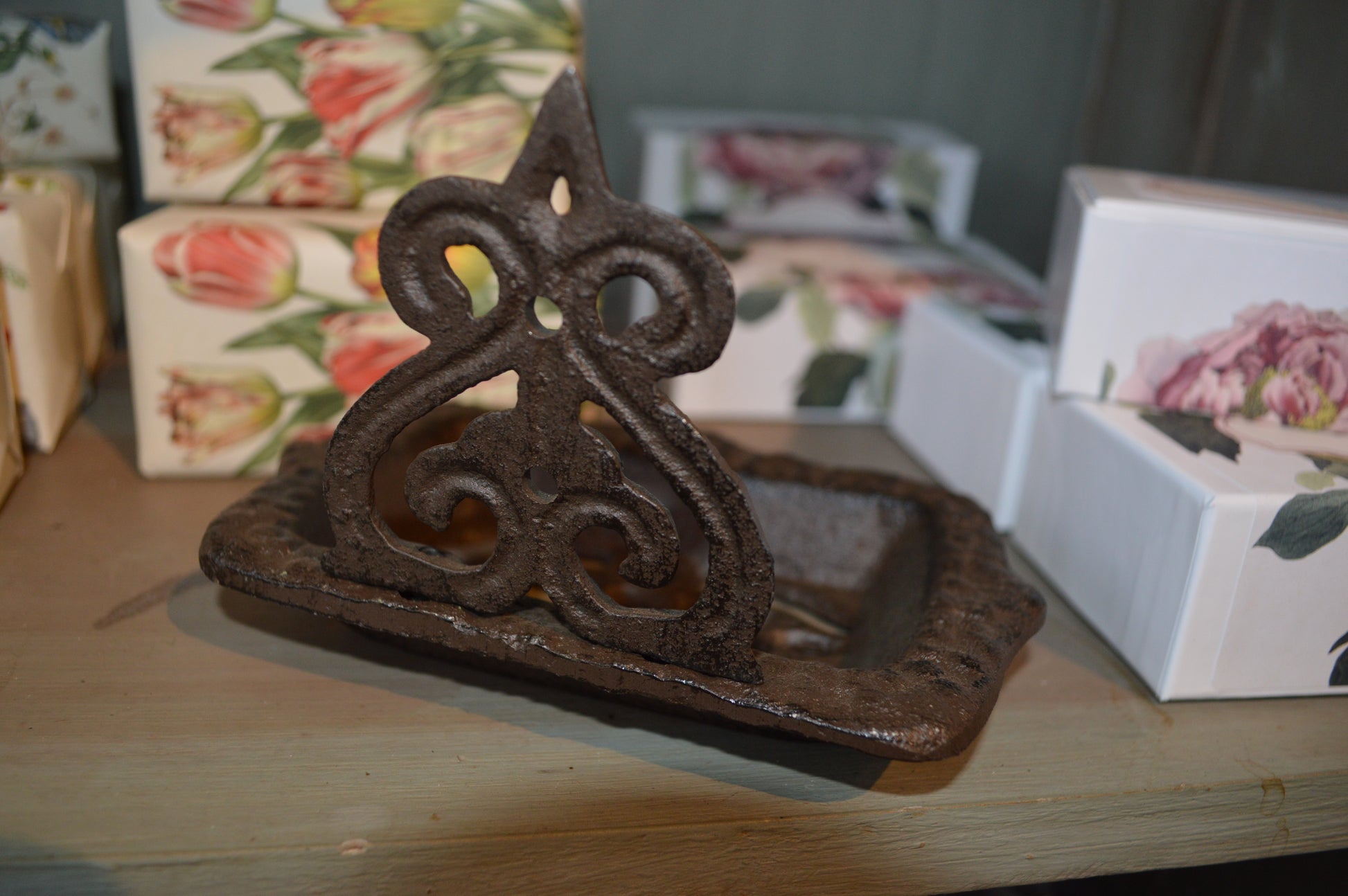 Vacker gammaldags tvålkopp i gjutjärn med ljuvliga detaljer. Kan både hängas och stå. Perfekt för dig som gillar lantlig inredning, shabby chic och romantisk fransk lantstil.  Mått: 14x10 cm  Material: gjutjärn  OBS: tvålen ingår ej.