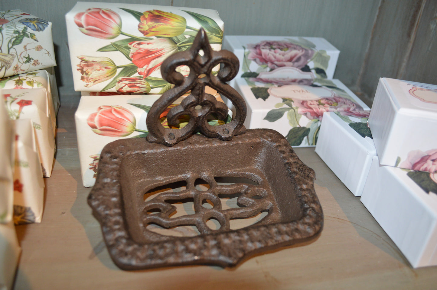 Vacker gammaldags tvålkopp i gjutjärn med ljuvliga detaljer. Kan både hängas och stå. Perfekt för dig som gillar lantlig inredning, shabby chic och romantisk fransk lantstil.  Mått: 14x10 cm  Material: gjutjärn  OBS: tvålen ingår ej.