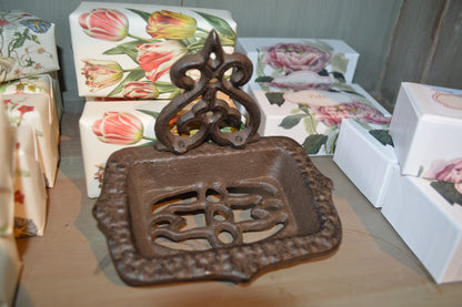 Vacker gammaldags tvålkopp i gjutjärn med ljuvliga detaljer. Kan både hängas och stå. Perfekt för dig som gillar lantlig inredning, shabby chic och romantisk fransk lantstil.  Mått: 14x10 cm  Material: gjutjärn  OBS: tvålen ingår ej.