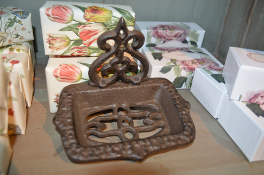 Vacker gammaldags tvålkopp i gjutjärn med ljuvliga detaljer. Kan både hängas och stå. Perfekt för dig som gillar lantlig inredning, shabby chic och romantisk fransk lantstil.  Mått: 14x10 cm  Material: gjutjärn  OBS: tvålen ingår ej.