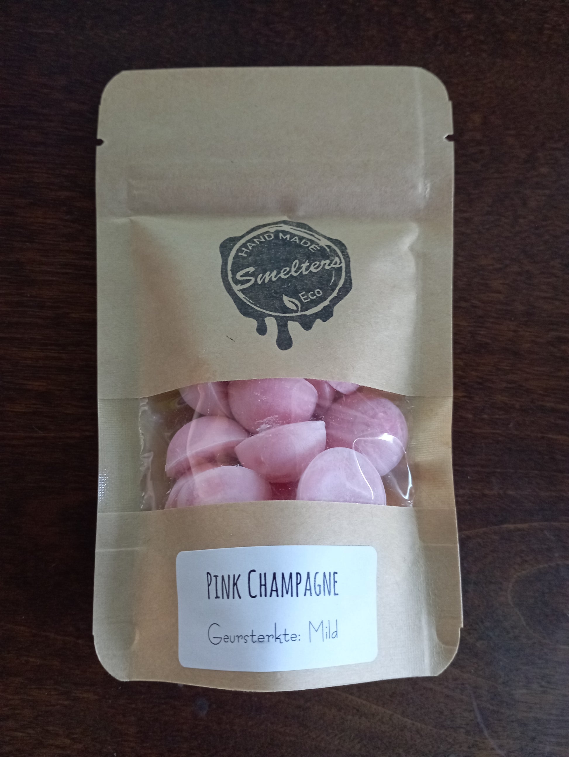 Våra rosa champagnesmältare är identiska med den läckra doften av en nyöppnad flaska iskall champagne. Denna doft är full av söta druvaromer. En upplyftande och fräsch doft, du kan nästan känna lukten av bruset. En idealisk doft att blanda eller använda ensam.  Användning:  - Placera flera vaxbitar i en brännare (beroende på brännarens storlek)  - Tänd värmeljuset (ca 4 timmar) och placera i brännaren  – Låt doften sprida sig i rummet