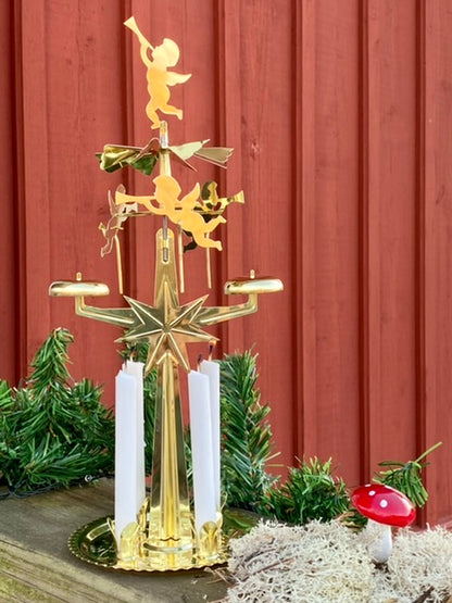 Klassiskt änglaspel i mässingsfärg med 4 tillhörande ljus att tända & låta snurra i jul. 4 st ljus ingår i förpackningen. Änglaspelet är gjort i guldpläterad stål.  Svensk design av Eric Boberg sedan år 1948. Bra presenttips som julgåva.  Storlek: H 28cm ; Bas 12cm