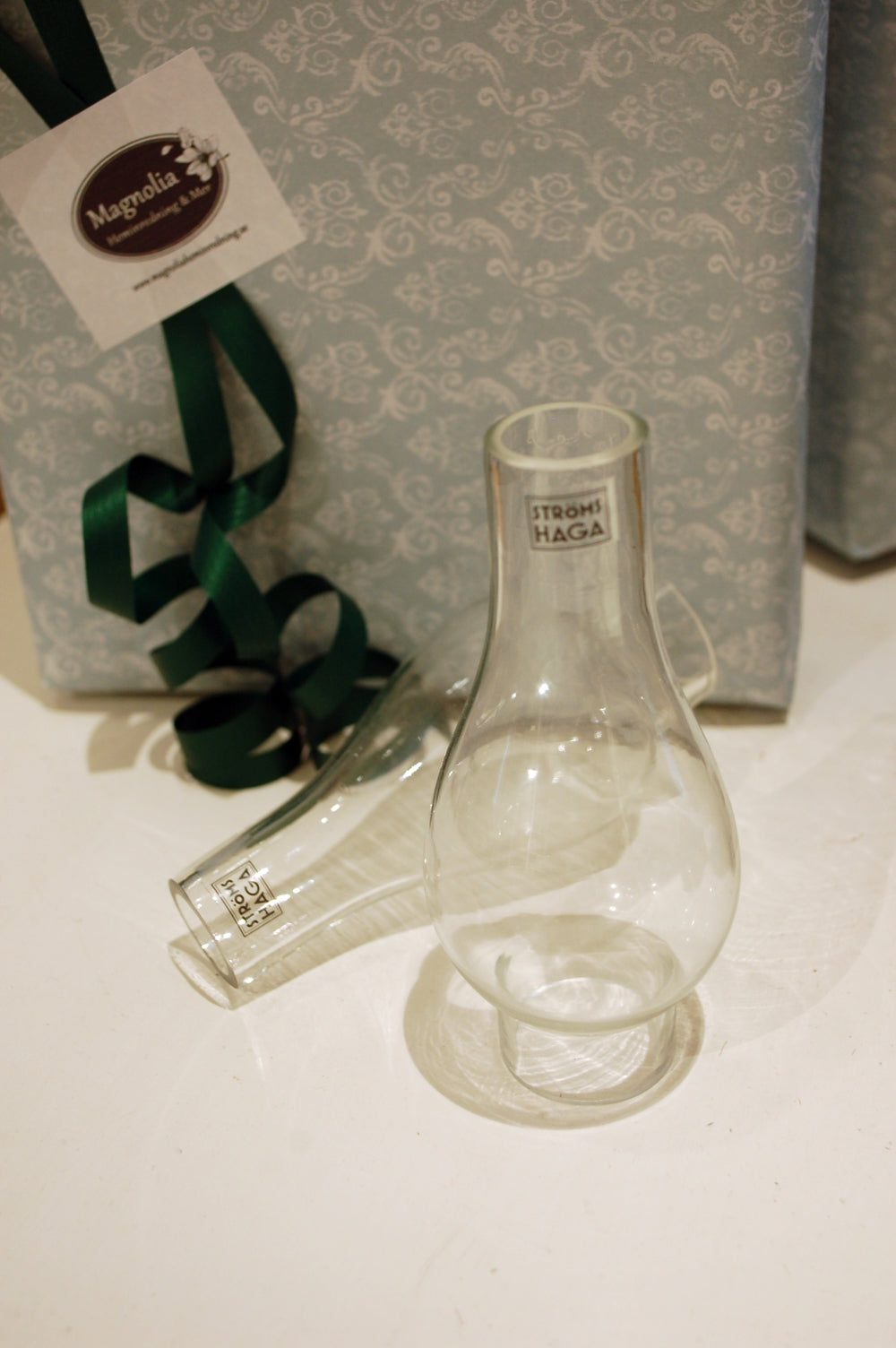 Brännarerör / Glasrör i härdat glas. För fotogenlampor där brännarröret har ett fäste på Ø 3,2 cm. Den bredaste delen på glaset är Ø 5,5 cm. Brännareröret är tillverkat av 50-60% återvunnet glas.  Material: Glas  Färg: Transparent  Storlek: Ø 3,2 (fot) x H 12 cm