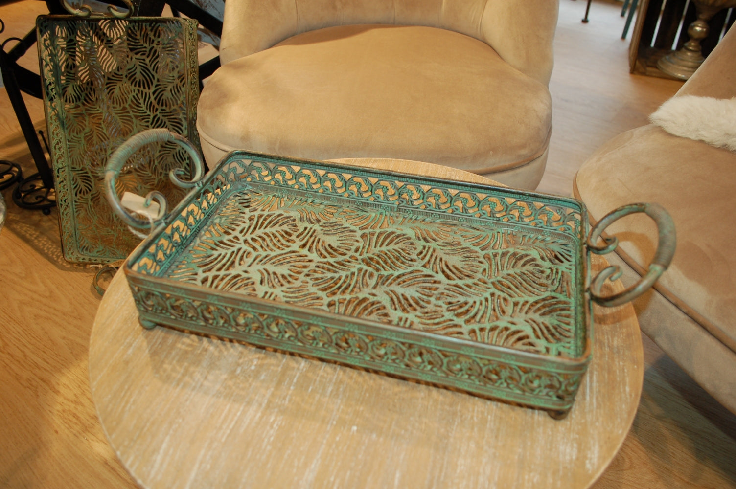 Stabil bricka i en rustik stil för många användningsområden, t.ex. som kaffebricka eller dekorationsbricka. För inom- och utomhusbruk.  Material: Järn  Storlek: 46 x 21 x 12,5 cm
