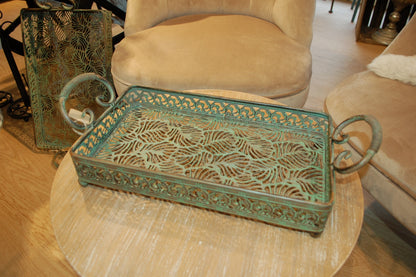 Stabil bricka i en rustik stil för många användningsområden, t.ex. som kaffebricka eller dekorationsbricka. För inom- och utomhusbruk.  Material: Järn  Storlek: 46 x 21 x 12,5 cm
