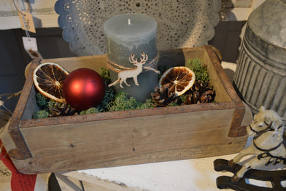 Gammal Murstensform med metallbeslag. Varje låda är unik.  Mått: L 30 cm, B 15 cm, H 10 cm  Material: Trä /Metall.  OBS: Detta är en unik produkt, storlek och utseende kan variera lite. Original tegelformar som har använts i tegelindustrin i många år får nu ett nytt liv.