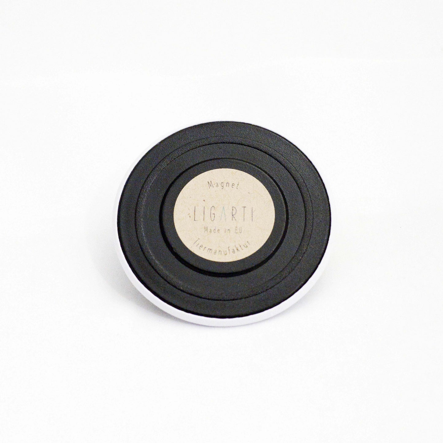 Kylskåpsmagneter ger ditt kylskåp och andra metalliska ytor en personlig touch. Häng upp "kom-ihåg-lappar" och barnens teckningar eller något annat.  Vi har olika design.  Mått: ca 56mm  Desgin & Produktion: Tyskland