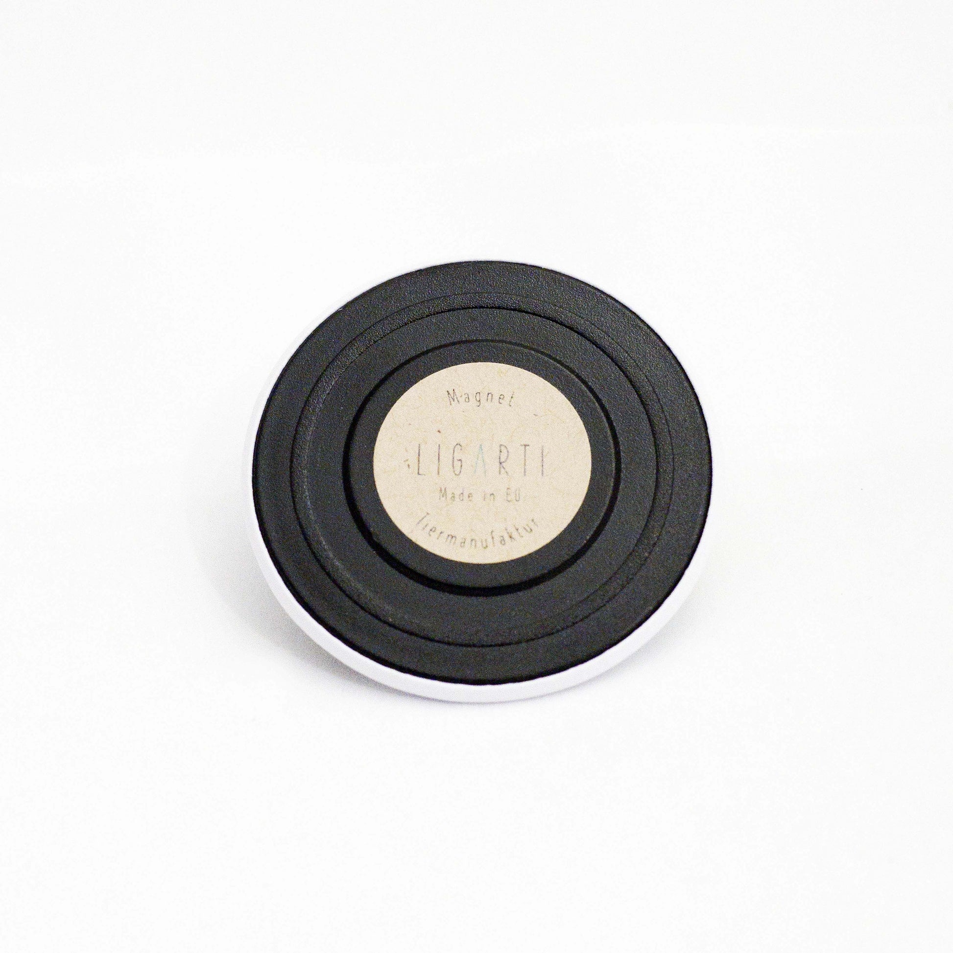 Kylskåpsmagneter ger ditt kylskåp och andra metalliska ytor en personlig touch. Häng upp "kom-ihåg-lappar" och barnens teckningar eller något annat.  Vi har olika design.  Mått: ca 56mm  Desgin & Produktion: Tyskland
