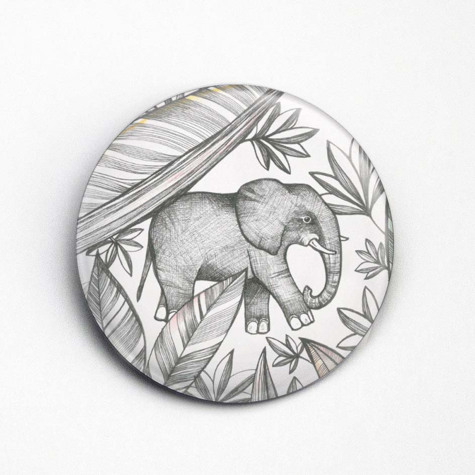 Kylskåpsmagneter ger ditt kylskåp och andra metalliska ytor en personlig touch. Häng upp "kom-ihåg-lappar" och barnens teckningar eller något annat.  Vi har olika design.  Mått: ca 56mm  Desgin & Produktion: Tyskland