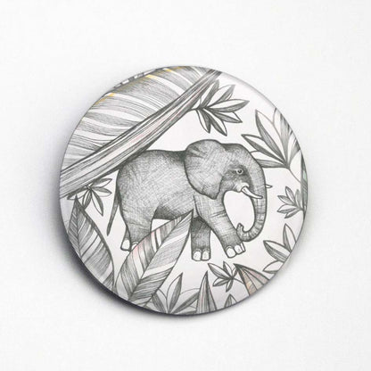Kylskåpsmagneter ger ditt kylskåp och andra metalliska ytor en personlig touch. Häng upp "kom-ihåg-lappar" och barnens teckningar eller något annat.  Vi har olika design.  Mått: ca 56mm  Desgin & Produktion: Tyskland