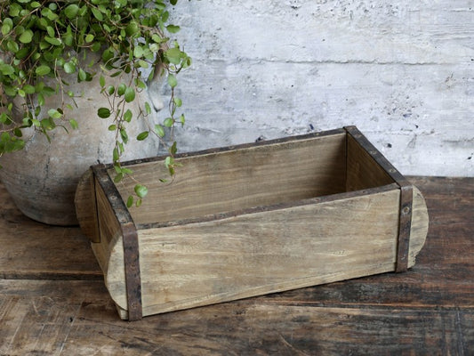 Gammal Murstensform med metallbeslag. Varje låda är unik.  Mått: L 30 cm, B 15 cm, H 10 cm  Material: Trä /Metall.  OBS: Detta är en unik produkt, storlek och utseende kan variera lite. Original tegelformar som har använts i tegelindustrin i många år får nu ett nytt liv.