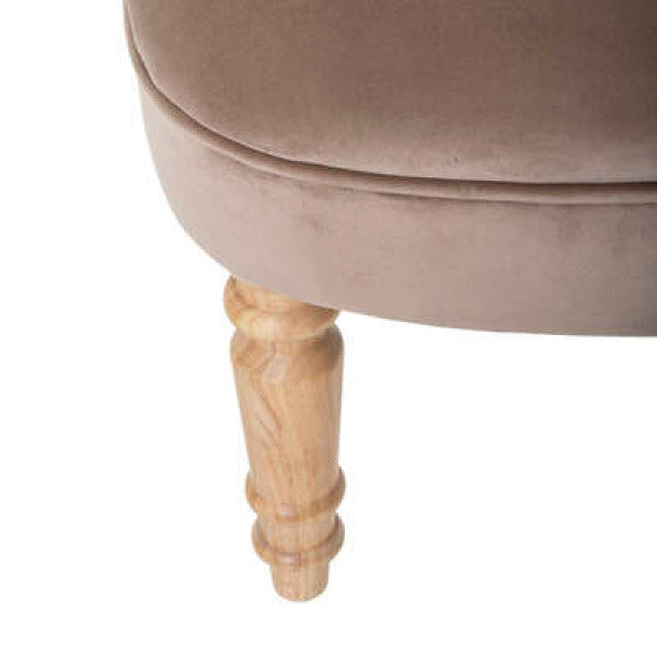 Elegant fåtölj i en nätt och vacker modell som är lättplacerad.  Passar hem med Fransk lantstil, klassisk stil eller det romantiska hemmet, beroende på vad du matchar den med.  Mått: 67 x 66 cm ;  H 72 cm  Sitthöjd: 40 cm  Färg: beige